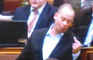Idén csaknem 19 millió forint büntetést kaptak képviselők