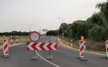 Rossz hír: továbbra sem lehet használni a 67-es út egy szakaszát, nem végeztek a portáltáblák építésével