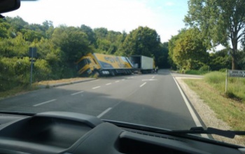 Felborult egy kamion a 67-es úton, a zselickislaki elágazásnál