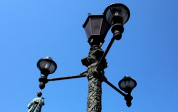 Lámpaoszlop áll egy út közepén Varsóban