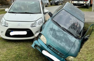 Úgy összement két autó Szőlősgyörökön, hogy az egyik az árokban kötött ki
