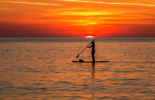 SUP deszkán sodródott egy 10 éves kislány a Balatonon, a rendőrök mentették ki a vízből