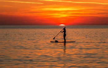 SUP deszkán sodródott egy 10 éves kislány a Balatonon, a rendőrök mentették ki a vízből