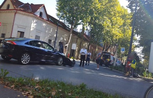 Két autó ütközött Kaposváron a Szent Imre utcában