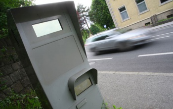 Fényképező rendőrök az út mentén