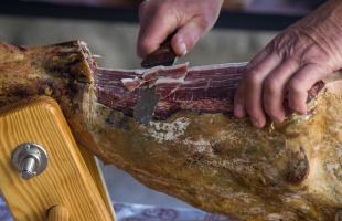 Versenytársát utánozva adott el sonkát az osztrák férfi
