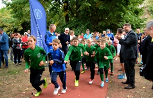 Sportolókkal telt meg a Cseri park - Átadták a város legújabb futópályáját