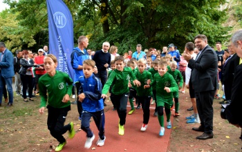 Sportolókkal telt meg a Cseri park - Átadták a város legújabb futópályáját