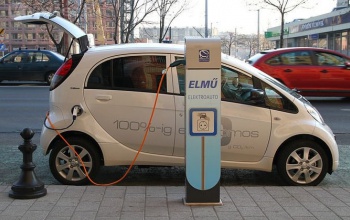 Még idén 150 új elektromosautó-töltőt telepítenek Magyarországon