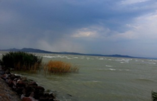 Intenzív esőzés várható a Balatonnál, villámárvizek is kialakulhatnak