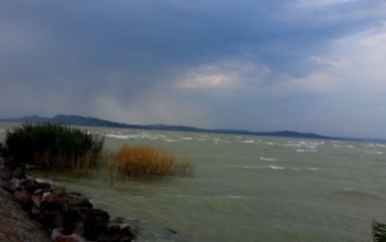 Intenzív esőzés várható a Balatonnál, villámárvizek is kialakulhatnak