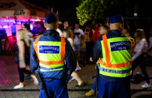 Razzia a Petőfi sétányon - több mint 300 főt igazoltattak a rendőrök, 11 személyt előállítottak - VIDEÓ