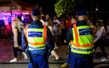 Razzia a Petőfi sétányon - több mint 300 főt igazoltattak a rendőrök, 11 személyt előállítottak - VIDEÓ