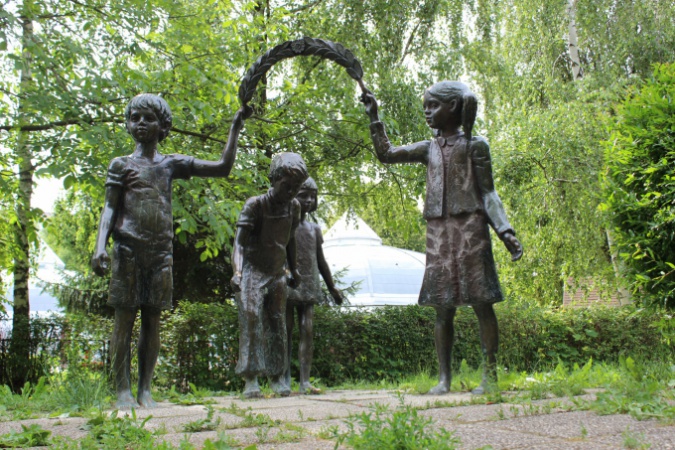 Negyven éve játszanak a szoborgyerekek az óvoda mellett