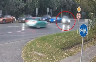 Száguldva rohant bele a szemből érkező járműbe - videó