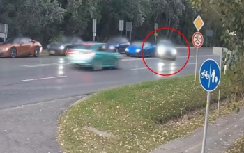 Száguldva rohant bele a szemből érkező járműbe - videó