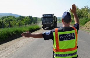 Hétfőtől fokozottan ellenőrzi a teherautókat és a buszokat a rendőrség