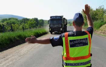Hétfőtől fokozottan ellenőrzi a teherautókat és a buszokat a rendőrség