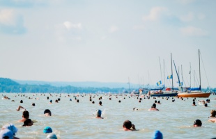 Teltház a 43. LIDL Balaton-átúszáson: 10500-an az 5,2 km-es távon!