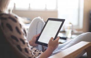 Ezer tablettel és mobilinternettel segítik az egészségügyi szakdolgozók gyermekeinek otthontanulását
