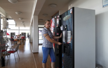 A posta felügyeli az étel- és italautomatákat elsejétől