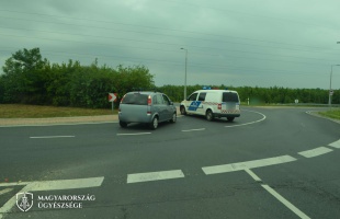 Eldurrant a sofőr agya, mert kiborult az üdítő, ezért büntetőfékezett egyet