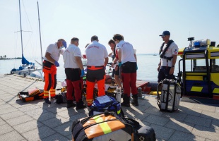 A vízimentők élesztettek újra egy embert a Balaton-átúszáson