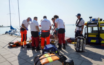 A vízimentők élesztettek újra egy embert a Balaton-átúszáson