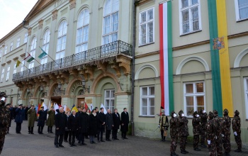 Zászlófelvonás tavaszias hangulatban - kezdődik az ünnepi Megyehét