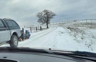 Autóhoz kötve húzatták a szánkón a gyerekeket
