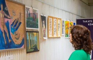 A falakon van a bizonyíték – Szőke Blanka harmadik kiállítása látható a könyvtárban