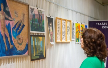 A falakon van a bizonyíték – Szőke Blanka harmadik kiállítása látható a könyvtárban