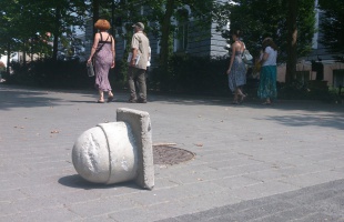 Ki focizott a betongombóccal?