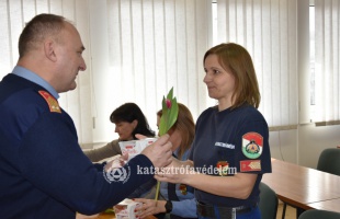 Hölgy kollégáikat lepték meg a tűzoltók nőnapon
