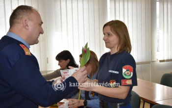 Hölgy kollégáikat lepték meg a tűzoltók nőnapon