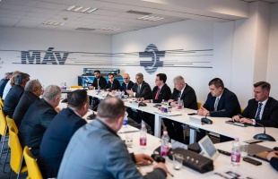 Emelkedik a vasutasok és a buszsofőrök bére