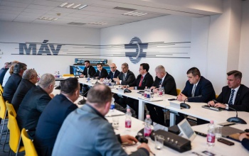 Emelkedik a vasutasok és a buszsofőrök bére