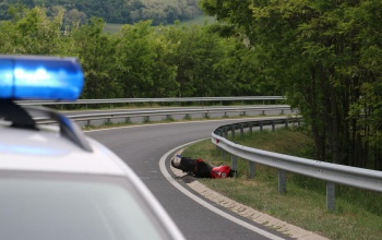 Szalagkorlátnak ütközött a motoros és életét vesztette