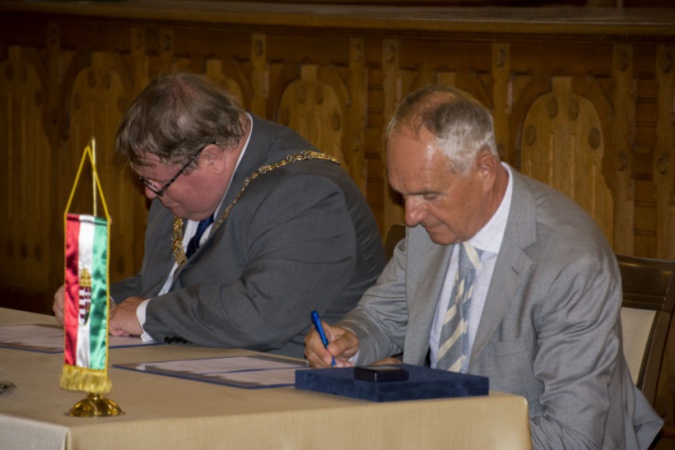 Erősödik a bathi kapcsolat