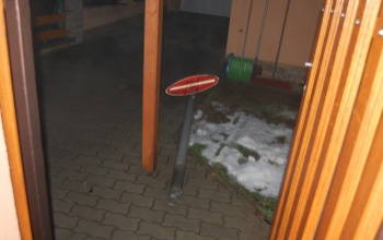 Közlekedési táblákat loptak a fiatalok