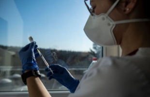 Immunológus: a védőoltások védenek az indiai mutáció ellen is