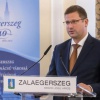 Gulyás Gergely, a Miniszterelnökséget vezető miniszter beszédet mond a Megyei Jogú Városok Szövetségének közgyűlésén Zalaegerszegen (Fotó: MTI/Katona Tibor)