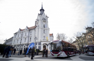 Átadták Kaposvár első elektromos buszait - videó
