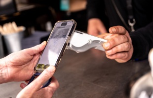 Hibás Apple-tranzakciók kezelésén dolgoznak a bankok az MNB és a kártyatársaságok együttműködésével