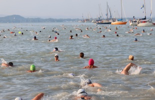 Több mint másfél ezren úszták át az öblöt Tihany és Balatonfüred között