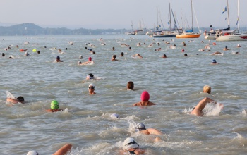 Több mint másfél ezren úszták át az öblöt Tihany és Balatonfüred között