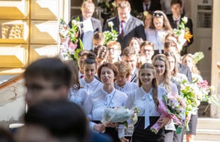 Rendőri irányítás mellett terelik a forgalmat a Táncsics ballagása alatt