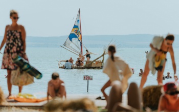 Iszapos lángost, bojlifalatokat és algás italt is kóstolhatunk a Balatonnál