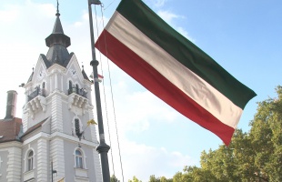 Felvonták a nemzeti lobogót a Kossuth téren