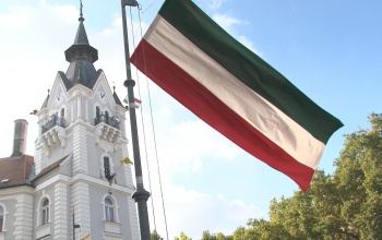 Felvonták a nemzeti lobogót a Kossuth téren